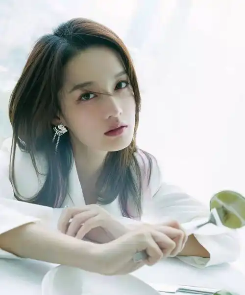 李沁的穿搭美出圈了,衣服分成三截穿,个性十足又不失女人味