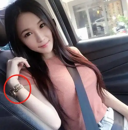 搞笑狗子只要速度够快,就可以在水上跑起来,轻功水上漂了解一下