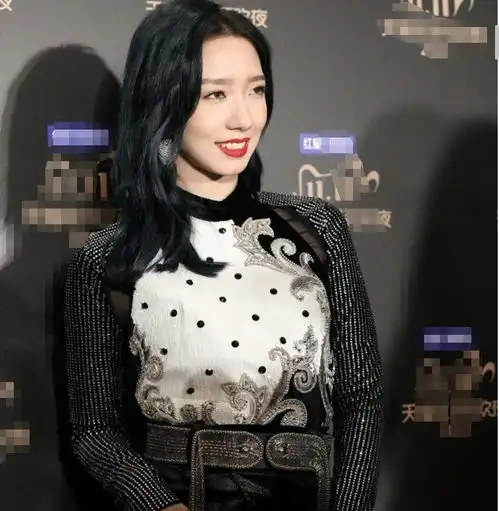 三位女爱豆同场活动比美,孟美岐贵气难掩,杨超越的脸蛋我没看错吧