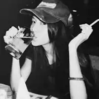女生头像长头发喝酒的