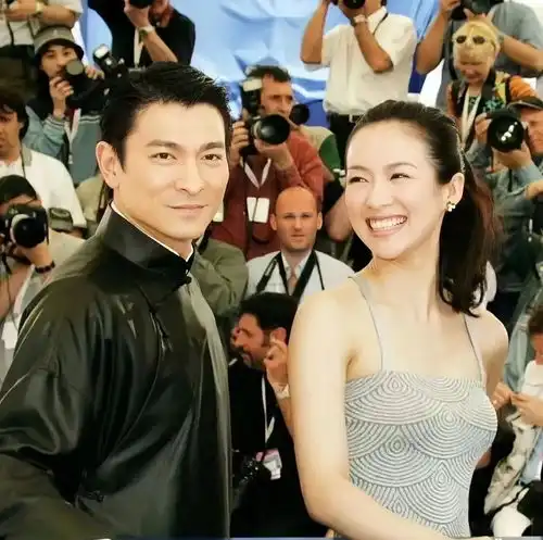 这位美女跟刘德华合照为什么要这样子笑千万身价笑成了百万身价