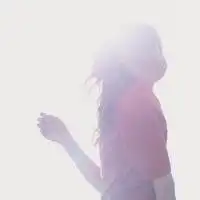 百合花丛中美女背影头像微信头像图片大全