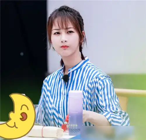 女明星的水杯都啥样热巴关晓彤的都很可爱,看到她过于酷炫了