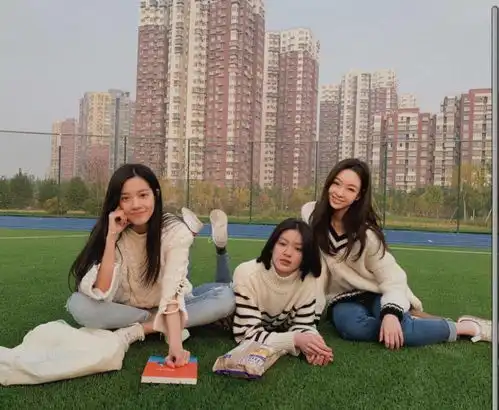 00后又出气质美女,17岁签约嘉行,和乔英子是好闺蜜,超会穿