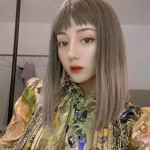 迪丽热巴换新发型似洋娃娃,剪齐刘海染奶奶灰,前卫又时髦