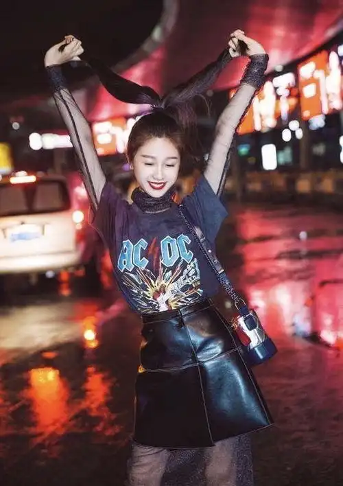 喊话记者帮修副乳,耿直girl虞书欣穿露肩小礼服,红发抢眼