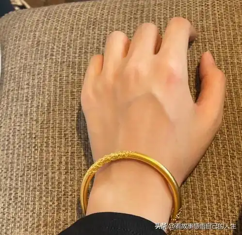 女朋友的看中的金镯子男朋友嫌贵没买,最后竟在他妈妈手上