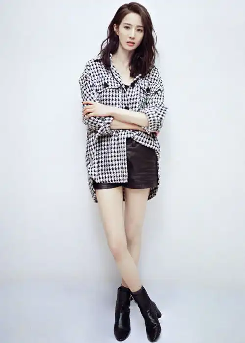 张钧甯穿皮衣,再内搭一条碎花裙,除了很酷也很有少女感