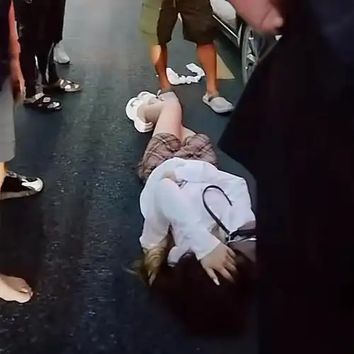 海南女子吐在网约车上,司机让赔200洗车费,她不想赔躺到地上了