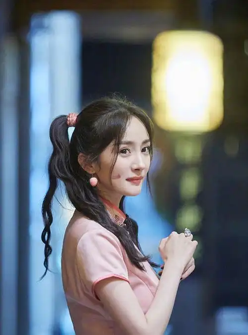 双马尾才是女星装嫩的杀手锏,杨颖杨幂美回十八岁,热巴陶瓷娃娃