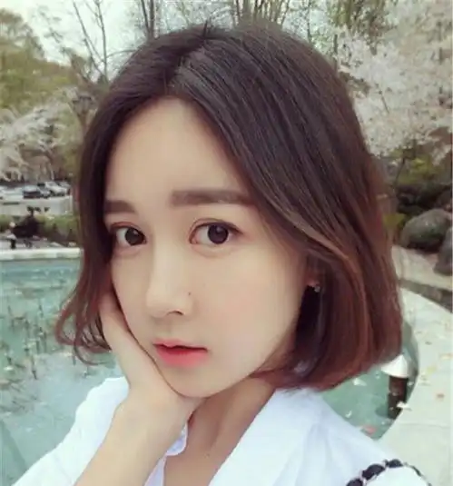 女人别留黑长直了今年流行烫内扣,时髦显嫩,短发烫更女神