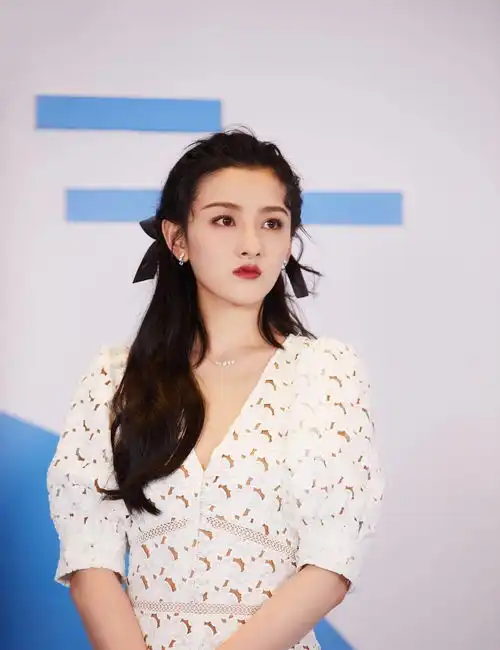 宋祖儿的风格越来越成熟,一身碎花v领连体裤穿搭,美到不敢相信