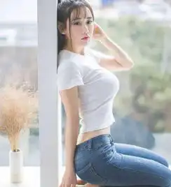 白色t的紧致配上牛仔裤的塑型,小美女的身材无可挑剔