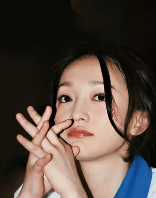 女生头像干净真人高冷可