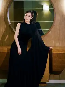 38岁秦岚又放大招了,一袭禁欲系黑裙典雅大气,美成希腊女神