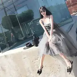 给我一条这样的吊带裙,我带你玩转整个夏天