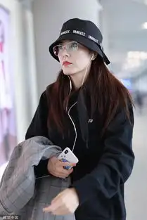 曾黎涂红唇亮相机场气色好