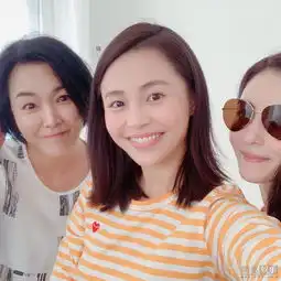 辣妈张柏芝与好友约下午茶嘟嘴自拍好少女