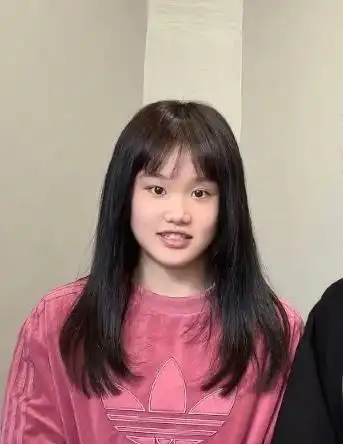 奥运冠军张家齐一改往日造型,接长发文静乖巧像邻家女孩