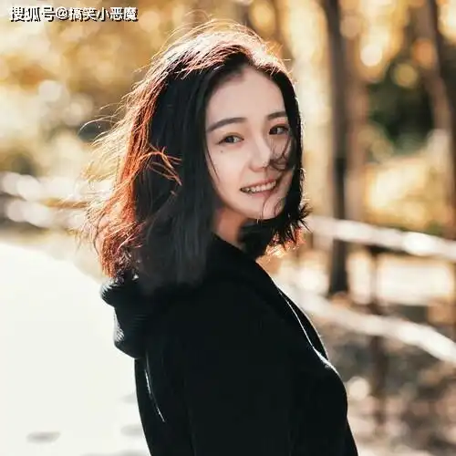 搞笑gif段子妹子是个好妹子,就是这身衣服有点绿啊