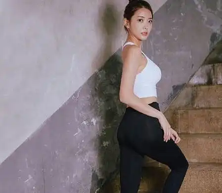 身材完美的打底裤美女,双腿修长,散发出浓郁的时尚气息