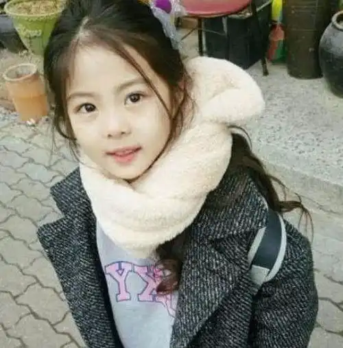 6岁女孩长因太甜美,被质疑整容,父母晒亲子照辟谣后,被一顿扇