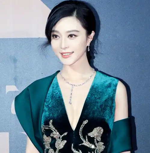 范冰冰罕见现身,一身黑金流苏裙仙气飘飘,但感情事业仍没着落