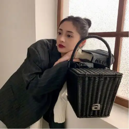 喜欢清新风的女生快看看周洁琼黑色西装搭配碎花裙,满满精致感