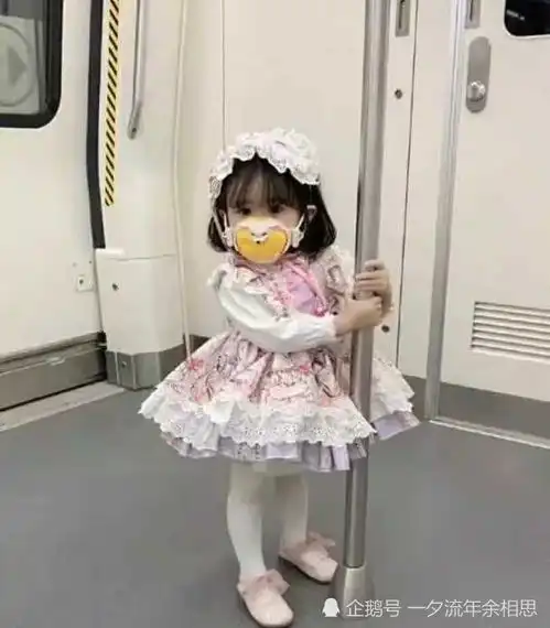 2岁洛丽塔女孩走红,呆萌模样惹人爱,富养的女孩果然不一样