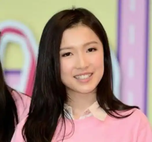 李泽楷与外籍美女出游,穿50元球鞋喝速溶咖啡,梁洛施未回应