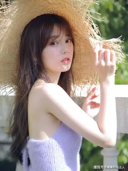 什么样的美女能表现纯欲风呢颜值高妆容精致,穿搭时尚吸引人