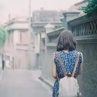 女生背书包的qq头像还有姐妹头像