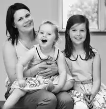 医生认定无法存活母亲诀别一吻唤醒昏迷女儿