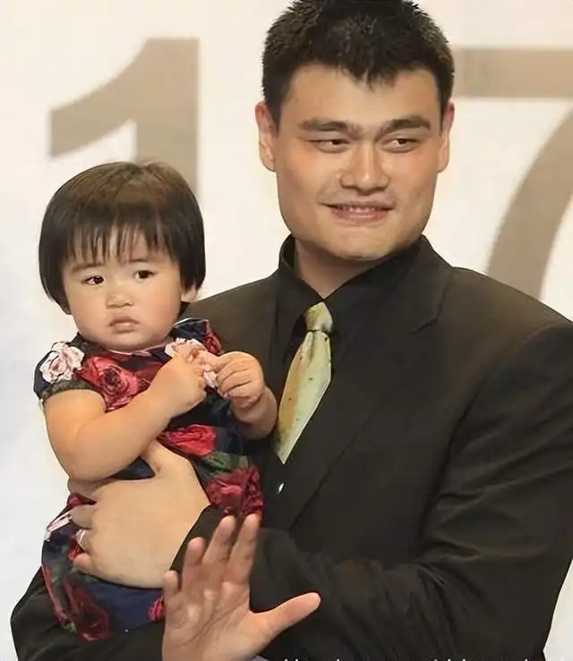 基因强大姚明一家三口豪华酒店早餐,12岁女儿姚沁蕾赶上1米9叶莉