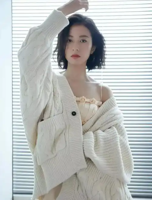 新晋小花竟然是腹肌天才腹肌真迷人,3个动作练出同款腹肌