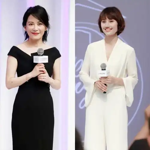 47岁俞飞鸿与41岁袁泉同框比美,一黑一白,都是抓拍谁更有气质