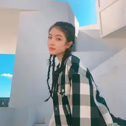 李兰迪晒游客照,将长发扎成拳击辫,换发型后更俏皮可爱