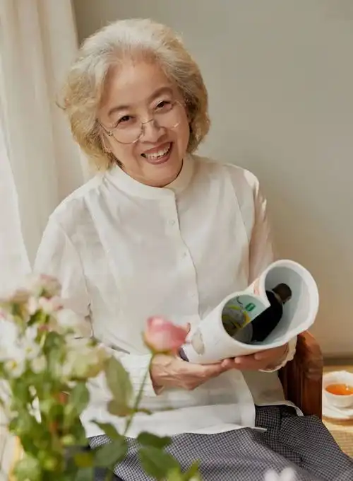 女人过了60岁穿花衣太显老,学这位白发奶奶穿素色,减龄又高级