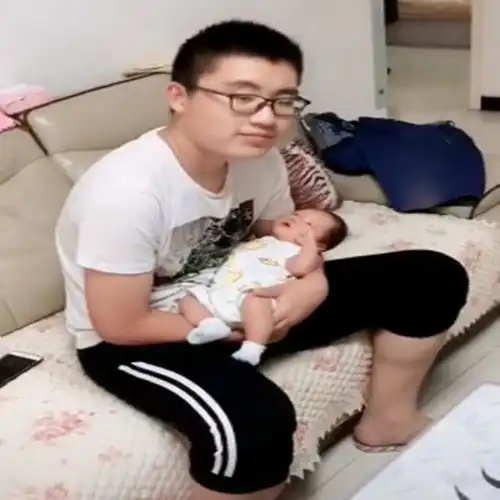 自女儿出生后,相差15岁的哥哥经常这样照顾妹妹,妈妈感动到哭