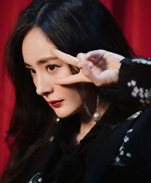 看了想笑,杨幂自称普通大美女,不去浪姐,因为怕被薅头发