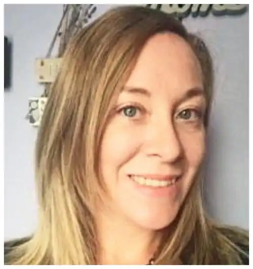 北爱尔兰女子7岁时在父亲眼皮底下被父亲好友侵犯,30年后首发声