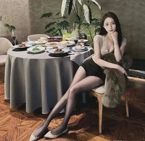 日本美女黑丝翘臀尽显,让人心动