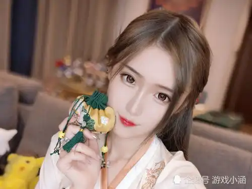 腐团儿新cos无比惊艳,职业装配蝴蝶结很女神,白发凸显高冷气质