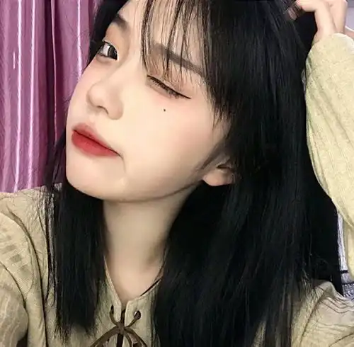 热恋中的女孩子可以表达开心的头像