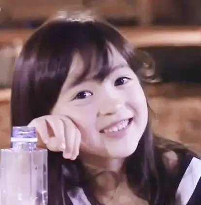 马雅舒女儿齐刘海发型更凸五官,而她随便一张照片都有大片的感觉