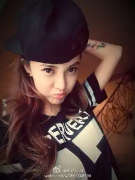 摩登女生的快乐自拍当初抛弃我如今还难受吗