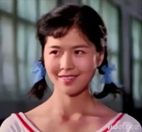 跟著名导演离婚30年,无儿无女拼命工作,如今62岁的她毫不后悔