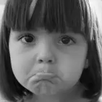 这个的情侣头像是什么,我记得是个小女孩也是嘟嘴的