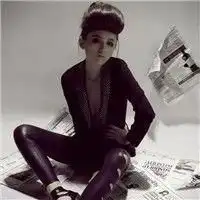 冷酷女生头像霸气盘腿