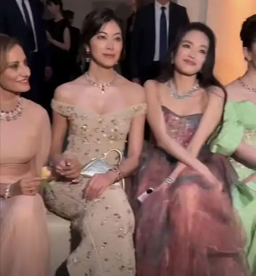 刘亦菲活动生图曝光,状态浮肿又松垮对比之下,舒淇太自律了